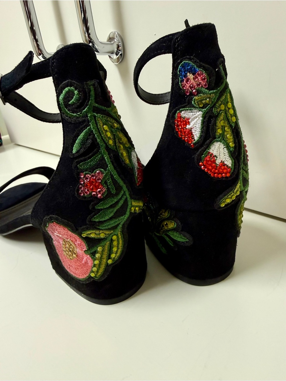Steve Madden Inca Black Suede Embroidered Floral Block Heel Sandals Size US 8.5